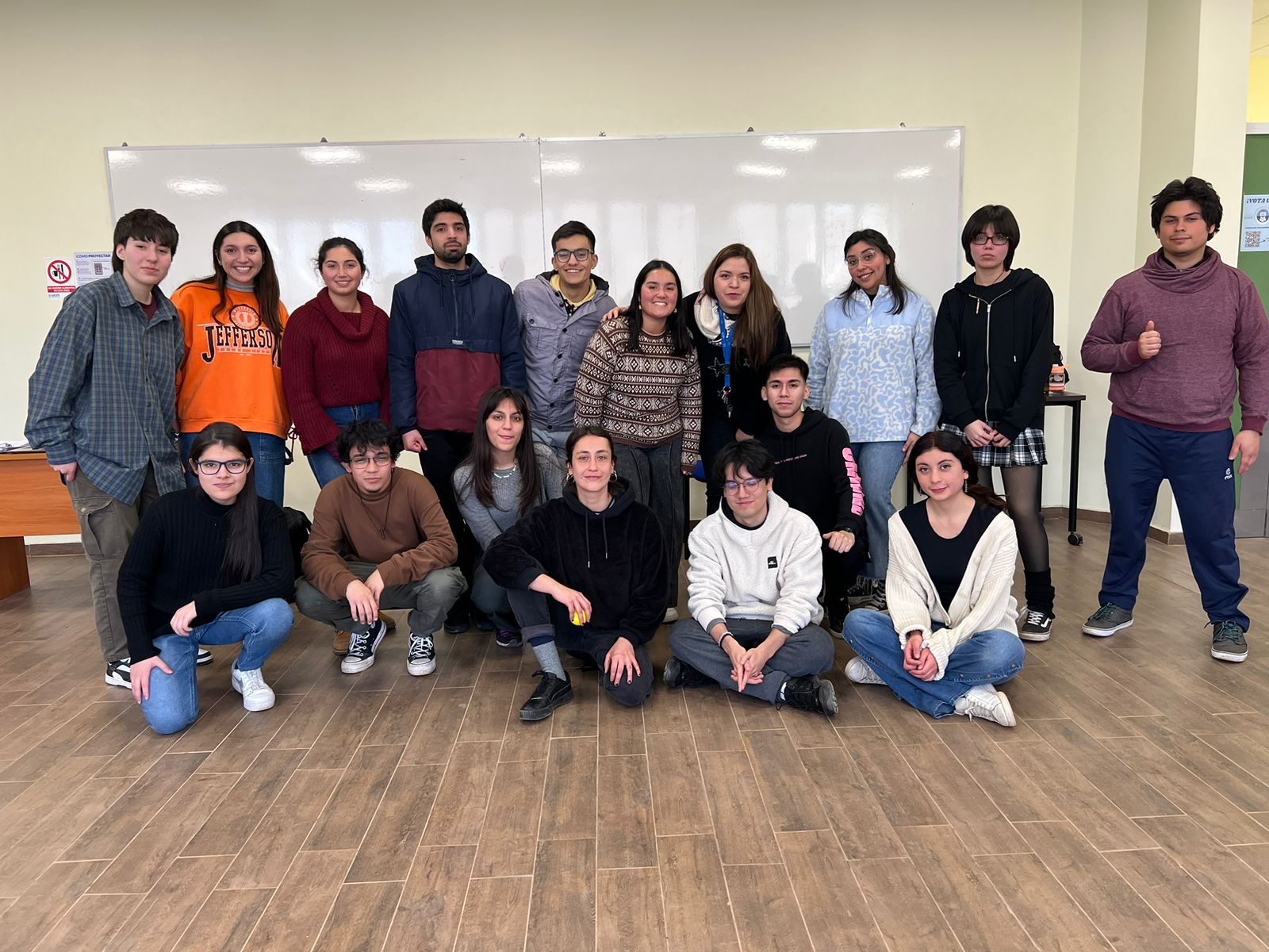 TUTORES PARES Y ESTUDIANTES AYUDANTES APRENDEN TÉCNICAS COMUNICATIVAS EN CLASES DE PEDAGOGÍA TEATRAL